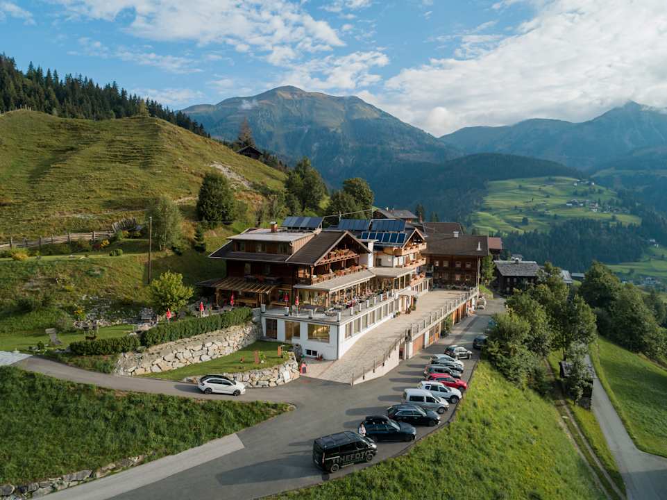 Außenansicht Alpenhotel Wanderniki