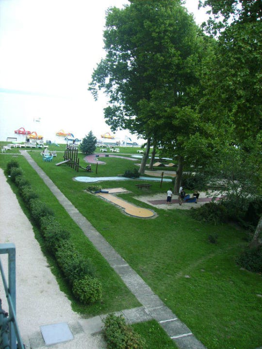 Blick vom Balkon - Minigolfanlage - Plattensee Club Siofok Hotel Europa