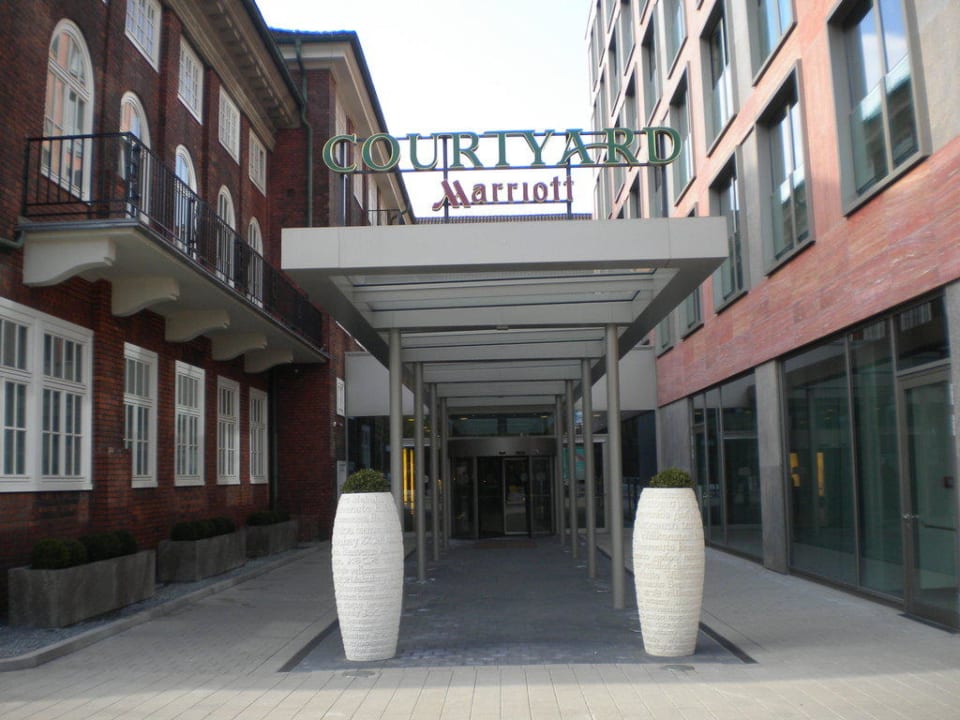 Hoteleingang Courtyard by Marriott Bremen