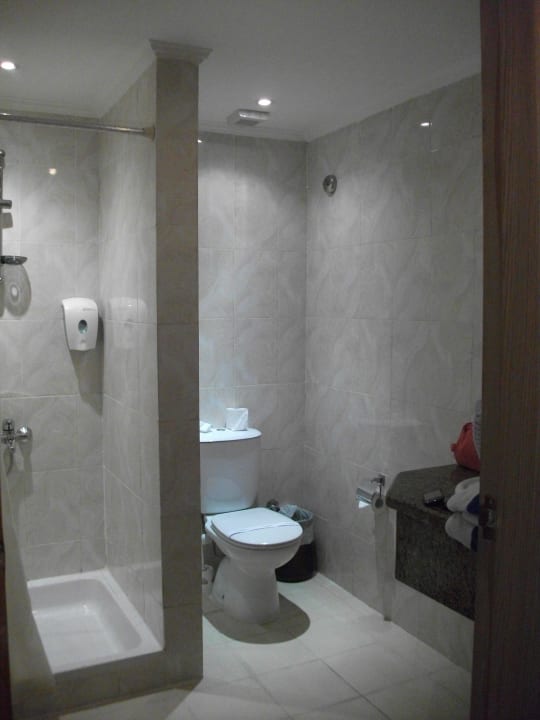 Geräumiges, sauberes Bad  Albatros Sharm Resort