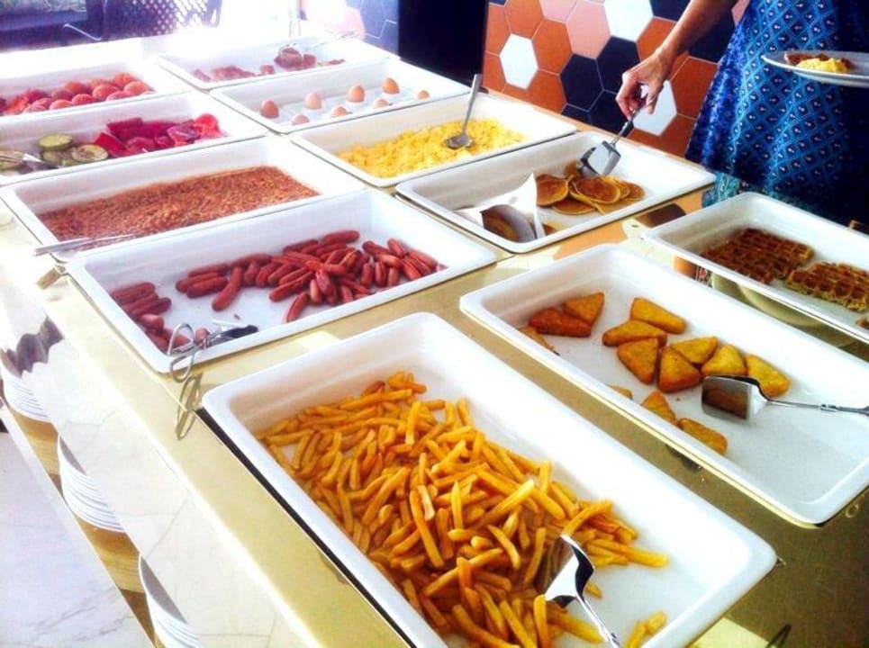 Buffet - Comidas calientes Hotel Gold by Marina