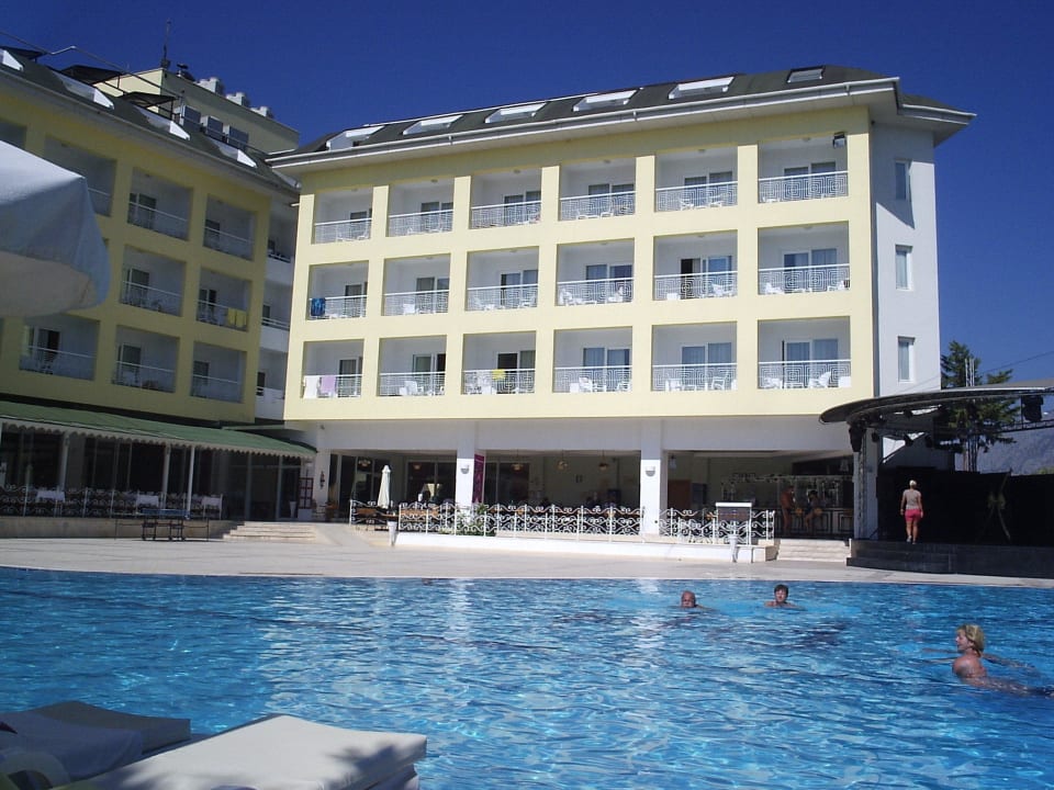 Blick vom Pool zu den Zimmern Pine House by Werde Hotels