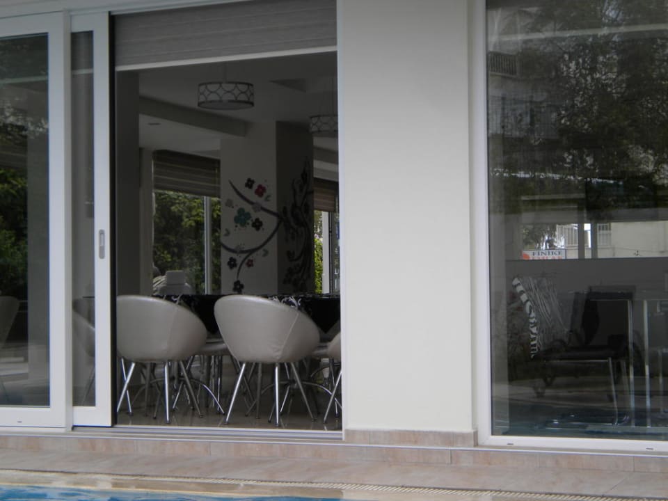 Ausblick vom Pool aus in den Essbereich Hotel Metur