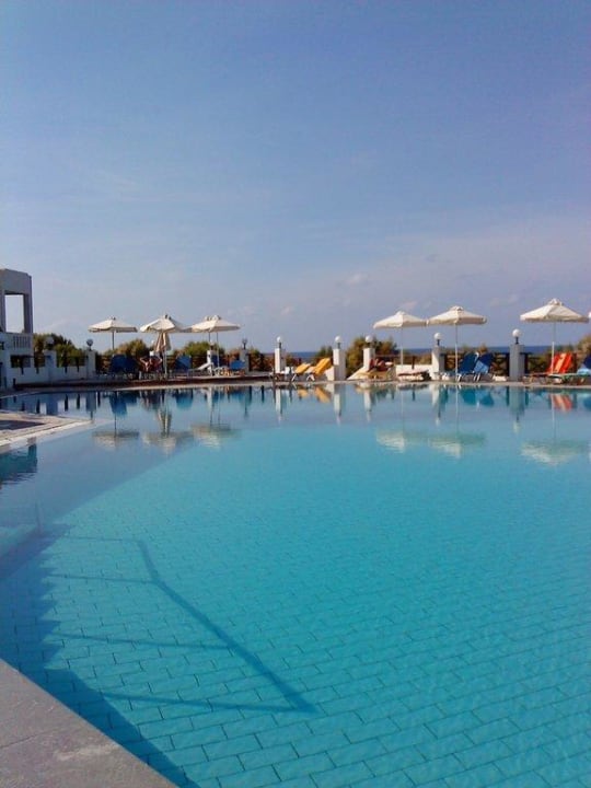 Der große Pool mit Blick zum Meer Maritimo Beach Hotel