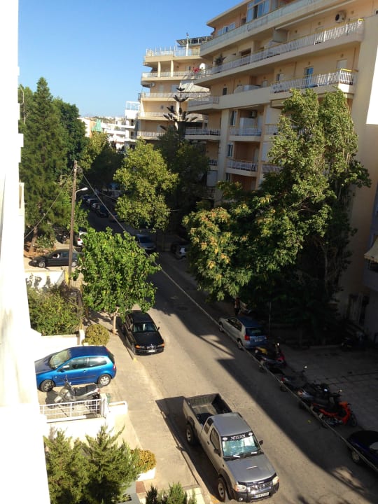 Blick auf die Strasse vom Balkon nach links Hotel Cosmos