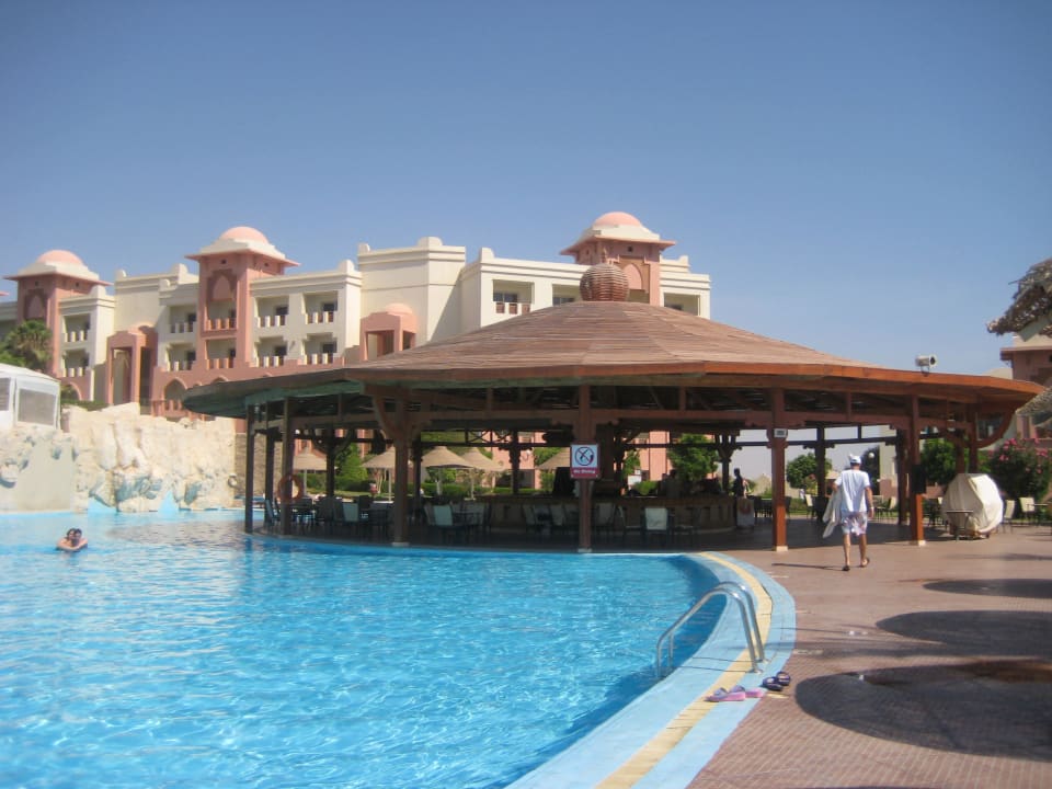 Activ-Pool mit Beachbar Serenity Alpha Beach