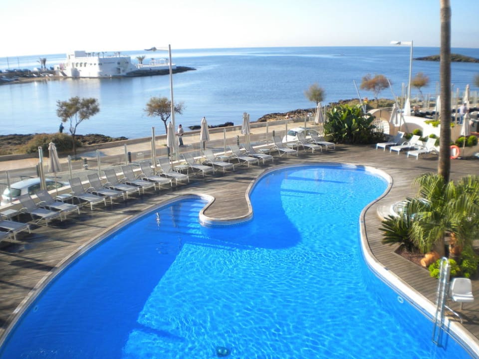 Blick auf den Pool von der oberen Sonnenterrasse AluaSoul Palma