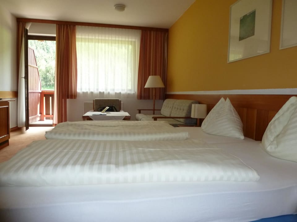Doppelbett und Couch mit Tisch Vitalhotel Gosau