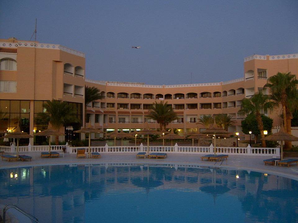 Pool am Strand mit Ausblick auf den Innenhof Beach Albatros Resort