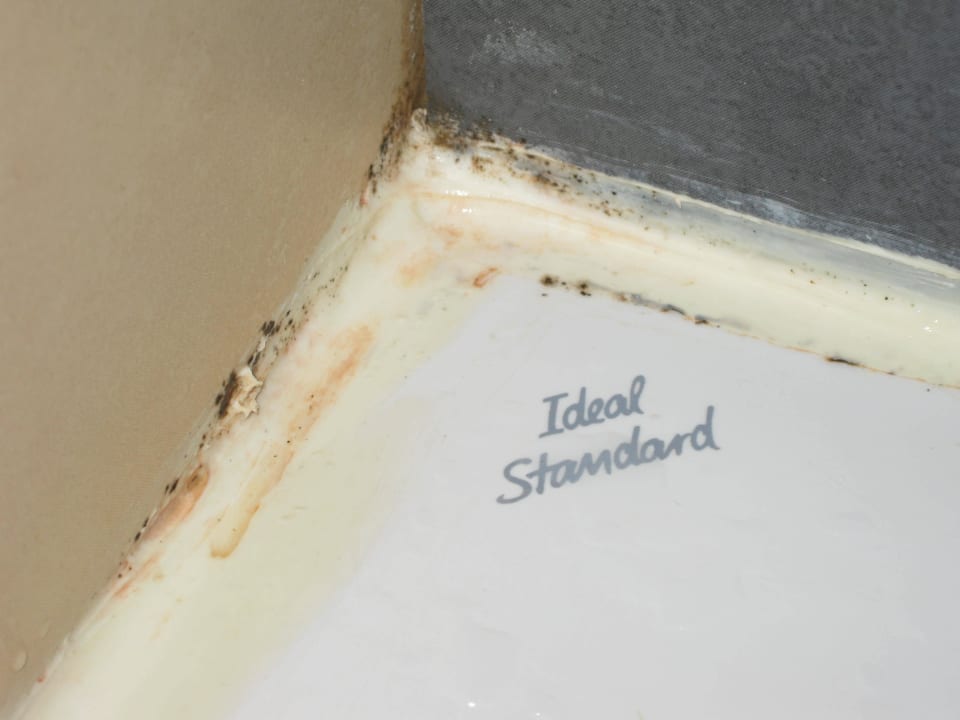 Schwarzer Schimmel in der Dusche Playamarina Hotel
