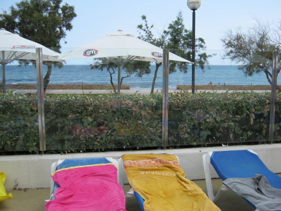 Blick vom Pool zum Naturstrand Aparthotel Playa Dorada