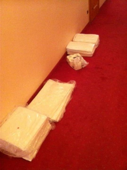 Frische Handtücher auf dem Teppich im Flur Riessersee Hotel