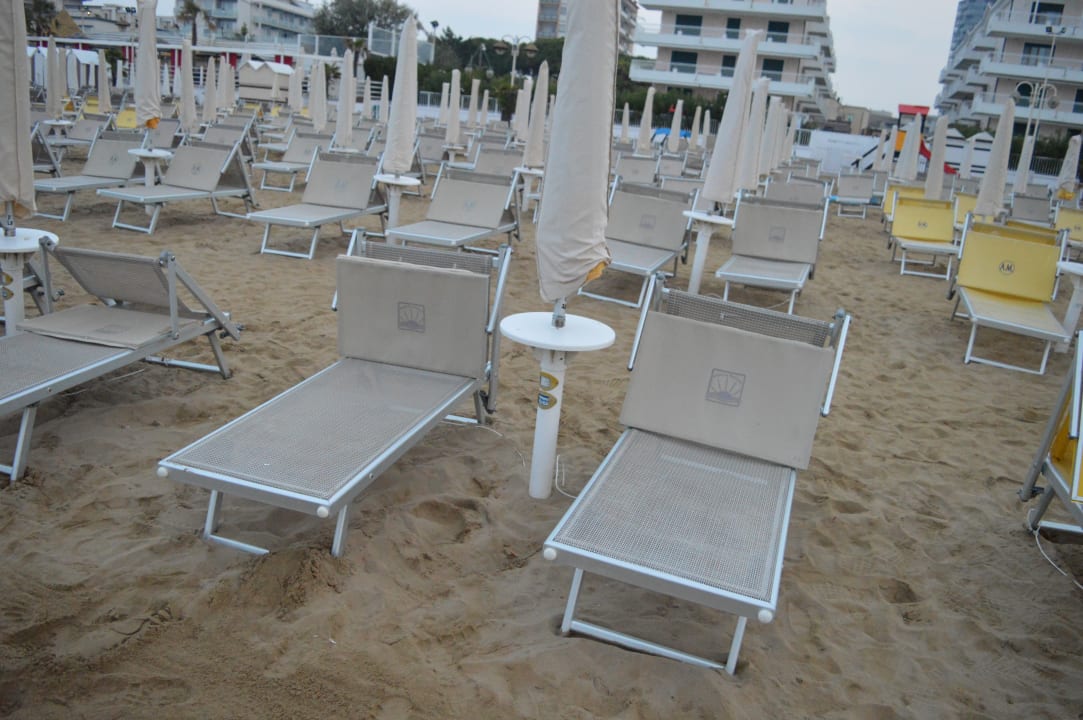 Strandabschnitt ganz früh am Morgen Eden Hotel