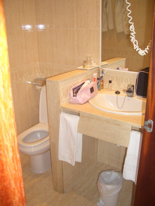 Badezimmer schon sehr in die Jahre gekommen  allsun App.-Hotel Orient Beach