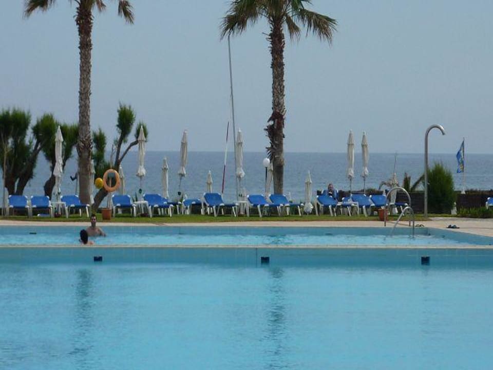 Toller Blick vom Pool zum Meer Lyttos Beach Hotel