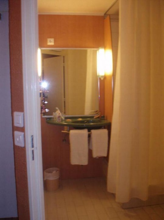 für Ibis-Verhältnisse ein großes Bad ibis Hotel Colmar Centre