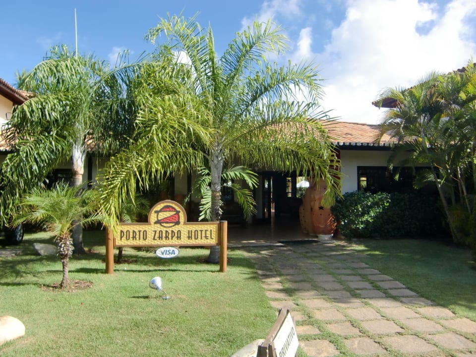 Ansicht auf den Eingang Hotel Porto Zarpa