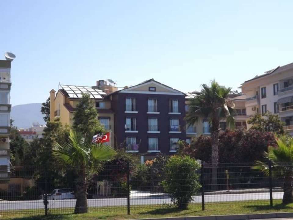 Küstenstrasse mit Blick zum Hotel Sevkibey Şevki Bey Hotel