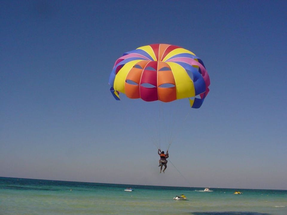 Gleitschirmfliegen am Hotelstrand Iberostar Waves Mehari Djerba