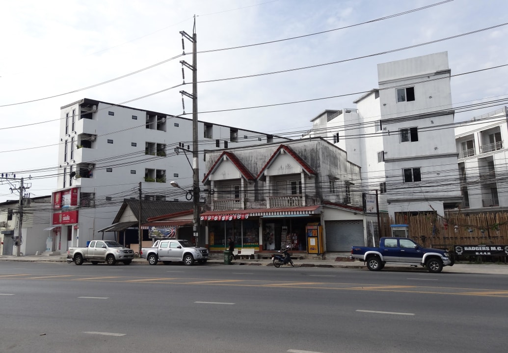 An der grossen Durchgangsstrasse Sunprime Kamala Beach