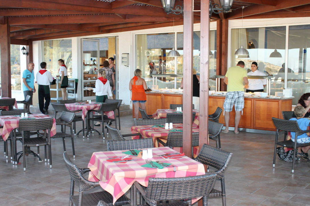 Restaurantterrasse mit Abendbuffet Cyprotel Faliraki