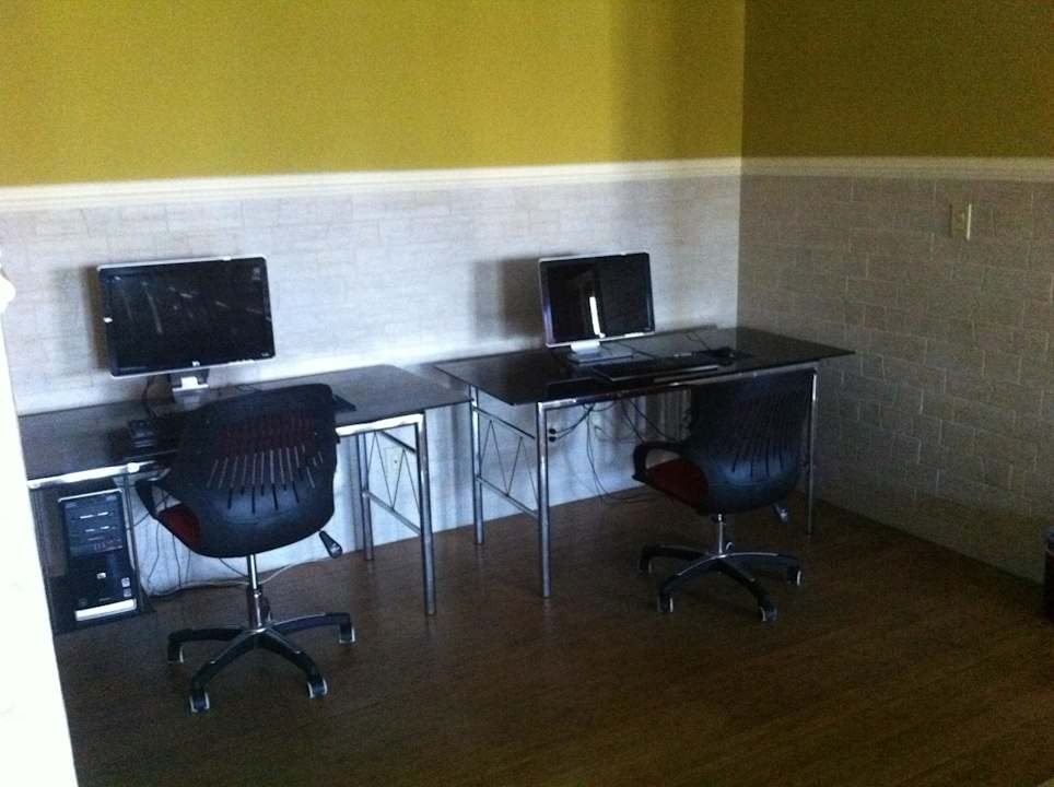 2 PC's zur kostenlosen Nutzung Beverly Hills Hotel & Suites