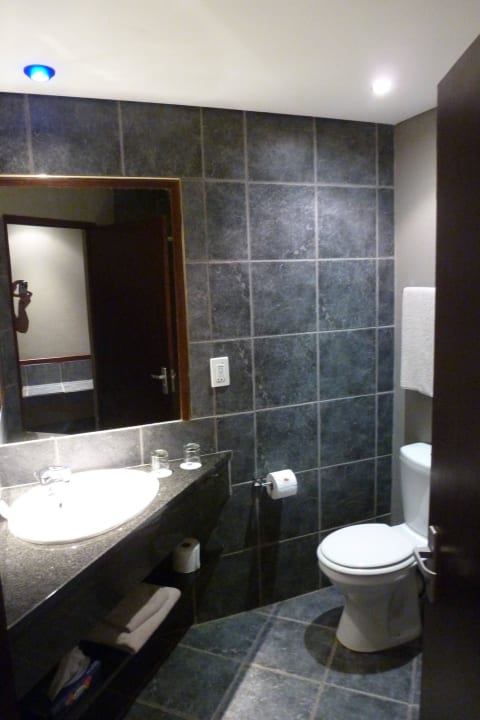 Das etwas dunkle aber sehr saubere Badezimmer. Pine Lake Inn