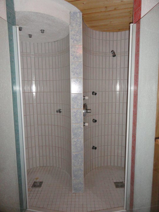 Duschen im Saunabereich Glacier Hotel Grawand