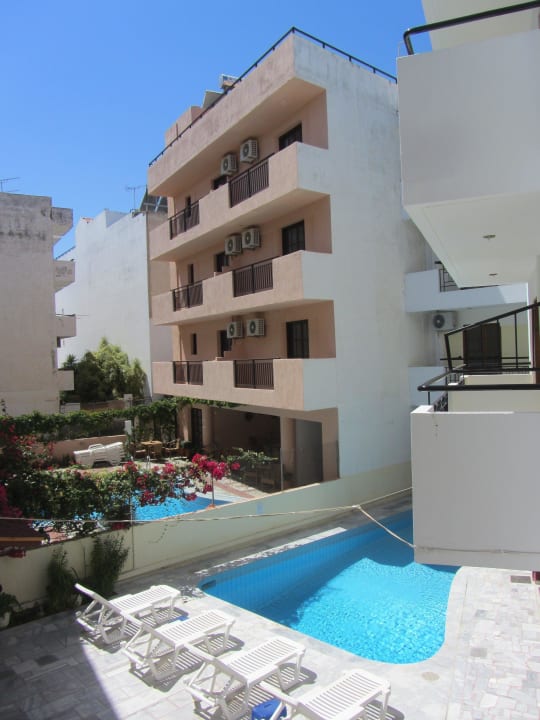 Бассейн отеля Artemis Apartments