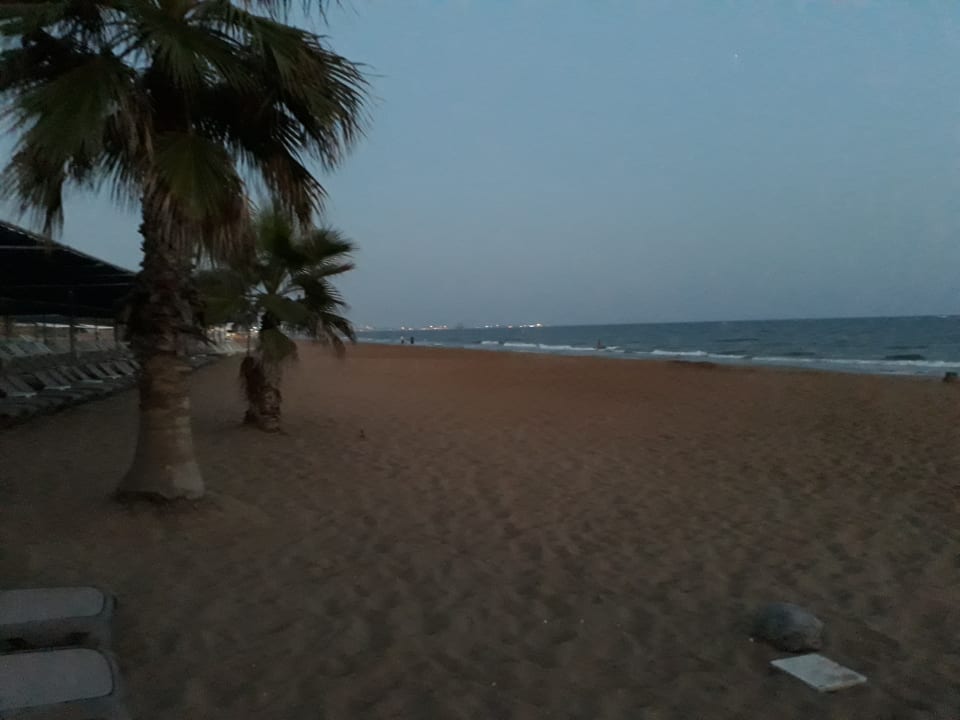 Strand Club Grand Side