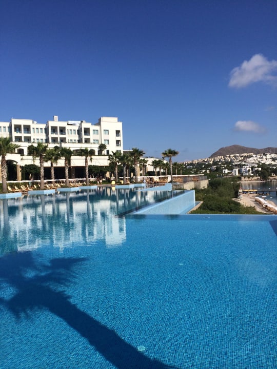 Pool mit Blick aufs Restaurant Xanadu Island Hotel