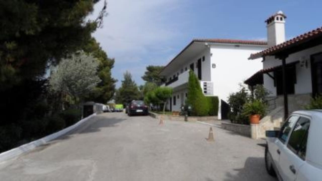 Weg zum Block D Philoxenia Hotel