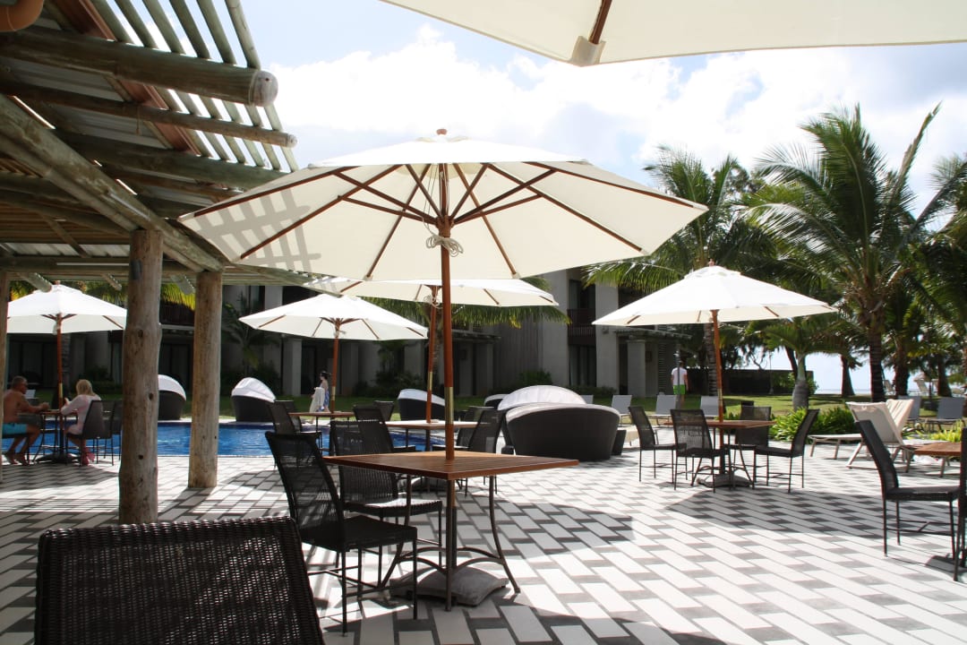 Poolrestaurant Crystals Beach Resort Belle Mare, a member of Radisson Individuals