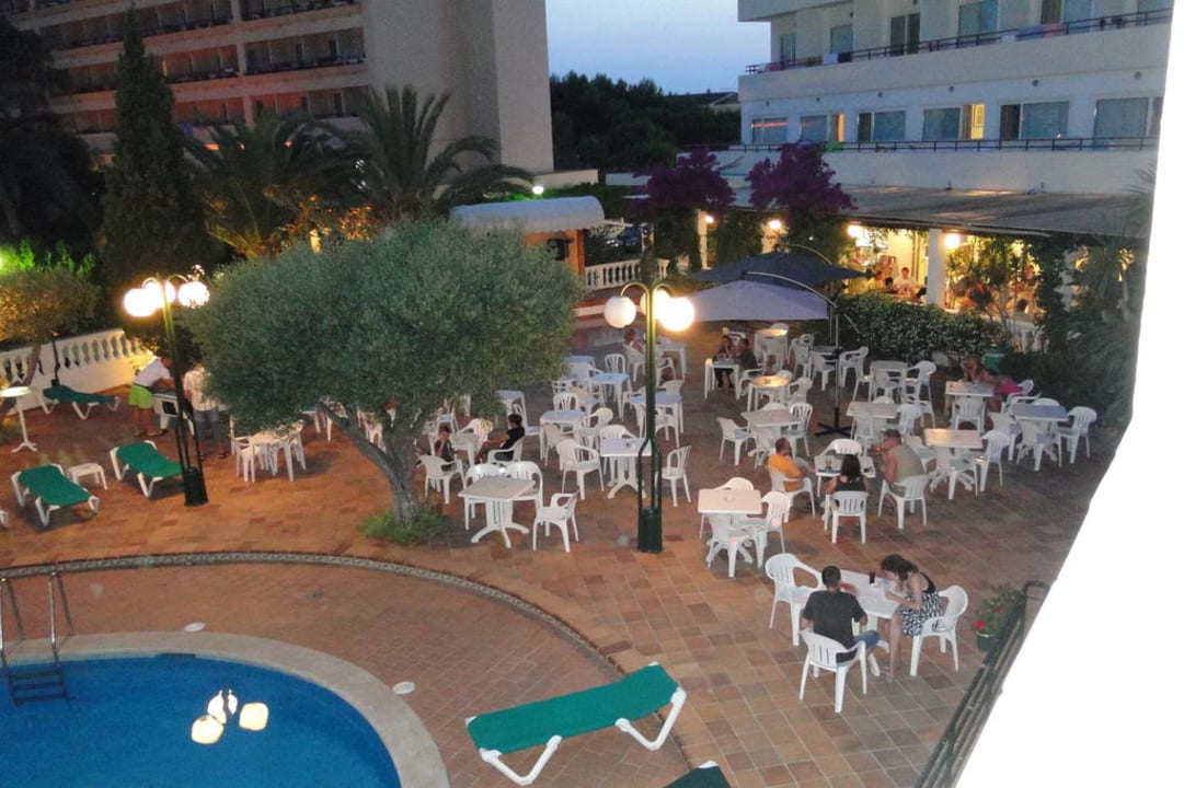 Widok na scenkę z występami Hotel Morito