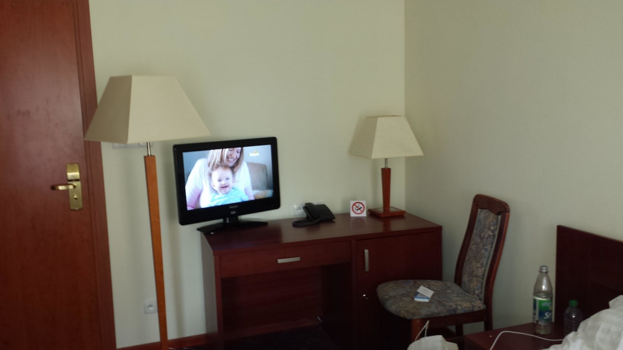 Schreibtisch mit Fernseher Hotel Atol