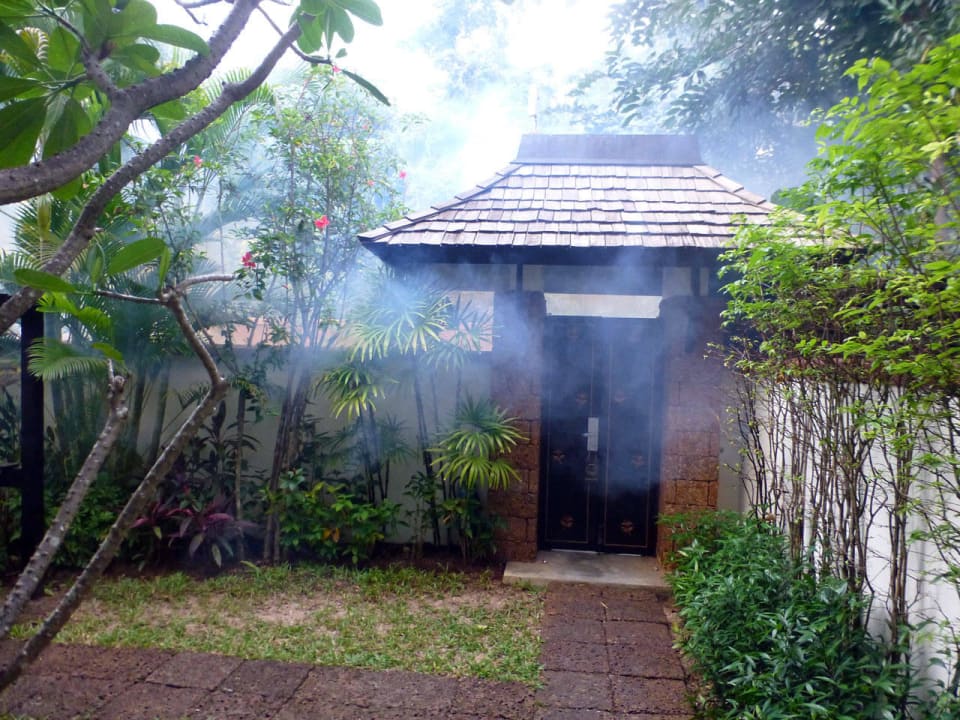 Moskitos werden ausgeräuchert Melati Beach Resort & Spa