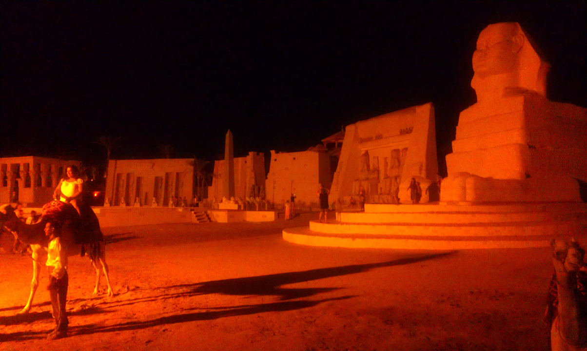 Свои  статуи! Pickalbatros Alf Leila Wa Leila Resort - Neverland Hurghada