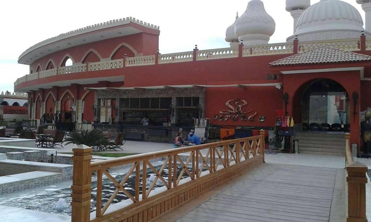 Brücke zum Haupttheater, einen der Cafés und Shops Pickalbatros Alf Leila Wa Leila Resort - Neverland Hurghada