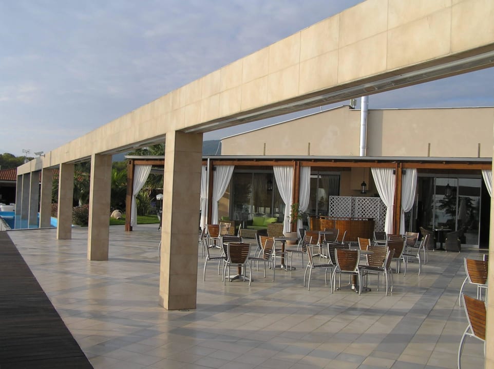 Konstrukcja z której leci woda alltoura Club Hotel Poseidon Palace