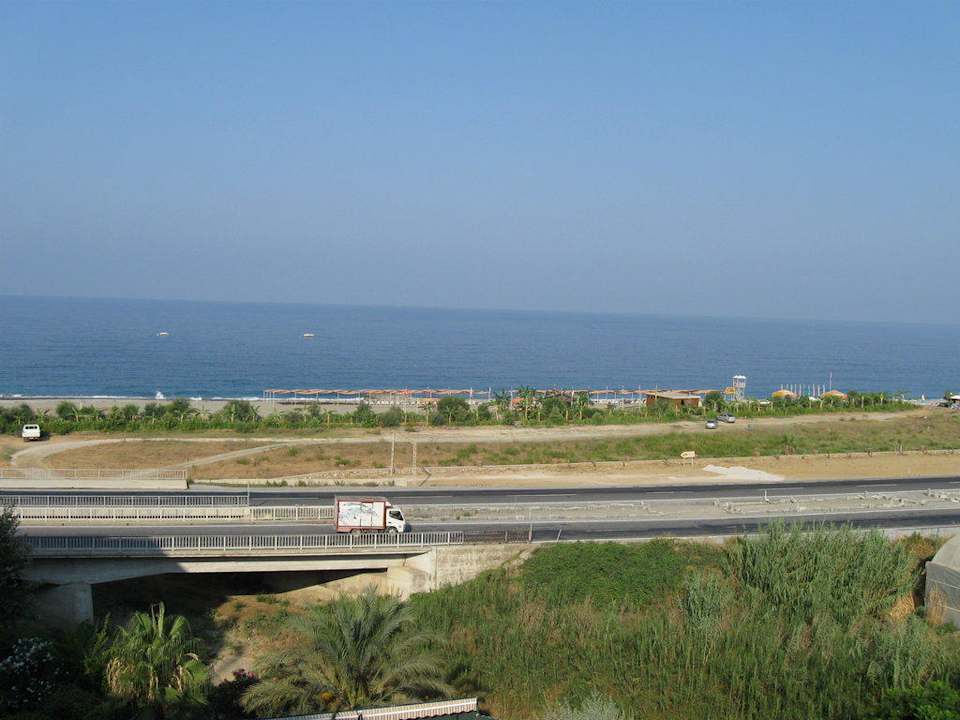 Die nervtötende Straße und das Meer Kırbıyık Resort Hotel - Alanya