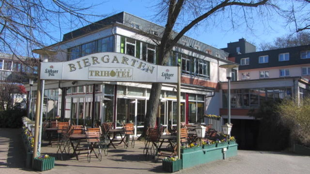 Trihotel Rückseite mit Biergarten Trihotel Rostock
