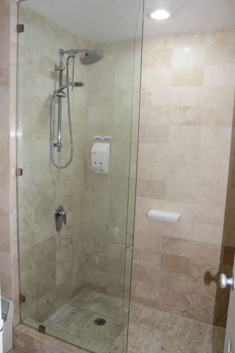 Dusche im Raum mit der Toilette Viva Azteca by Wyndham - All Inclusive Resort