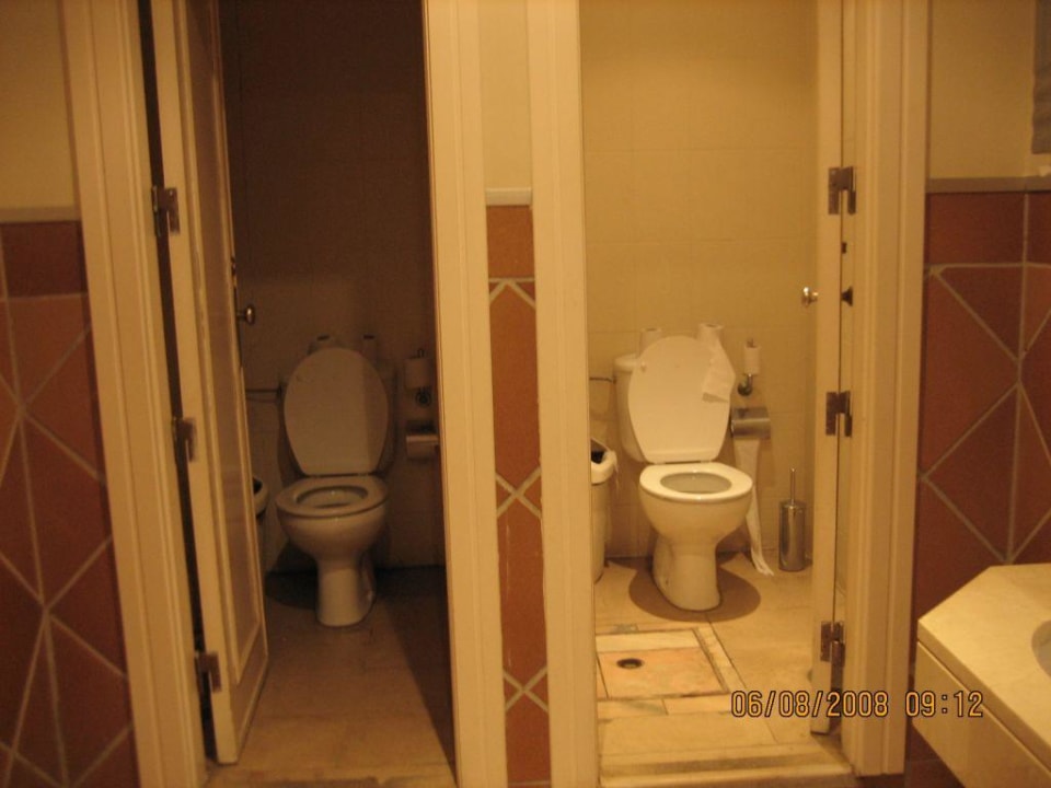 Toilette auf Ebene vom Restaurant Hotel Yellow Praia Monte Gordo