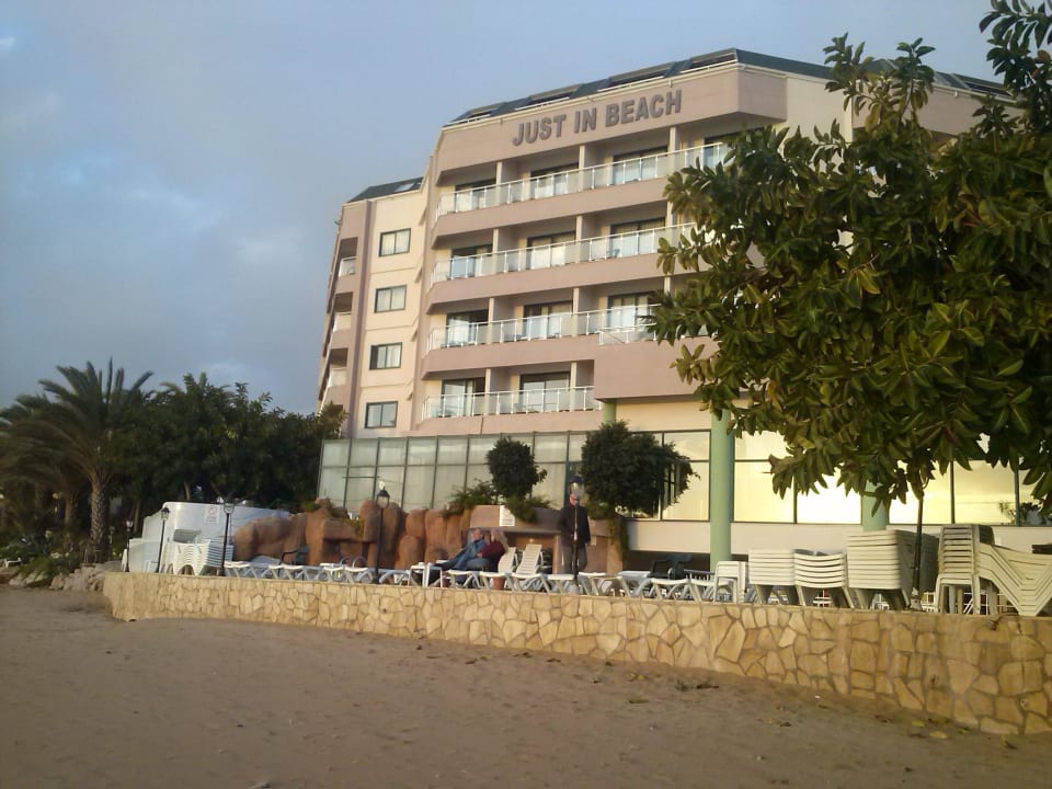 Strand mit Hotelansicht Aska Hotel Just in Beach