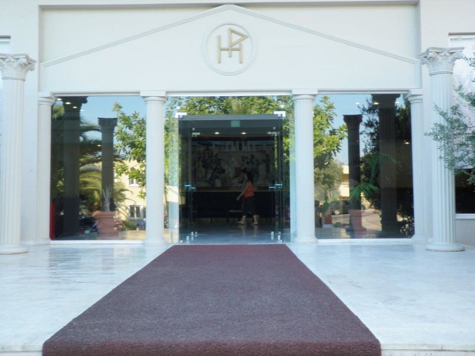 Eingang Hotel Kipriotis Hippocrates Hotel