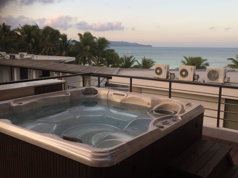 Terrasse mit Jacuzzi Hotel Discovery Shores Boracay