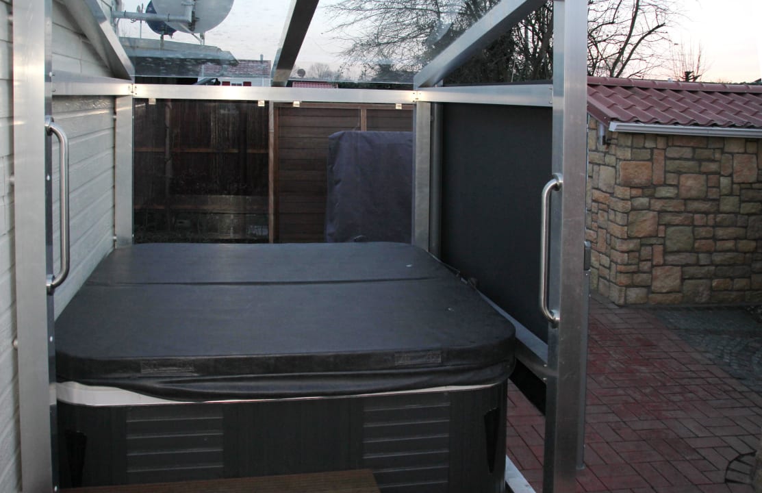 Der abgedeckte Whirlpool Erholungspark Wehlingsheide - Bungalows