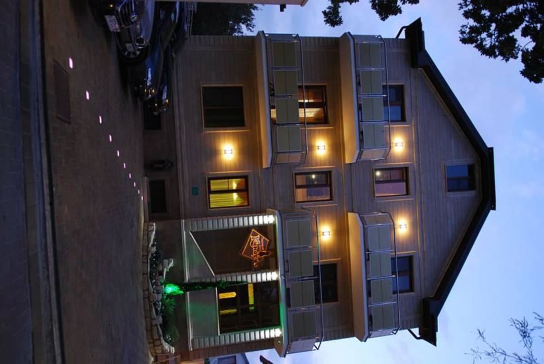 Фасад ночью Casa Cypress / Гостевой дом Кипарис