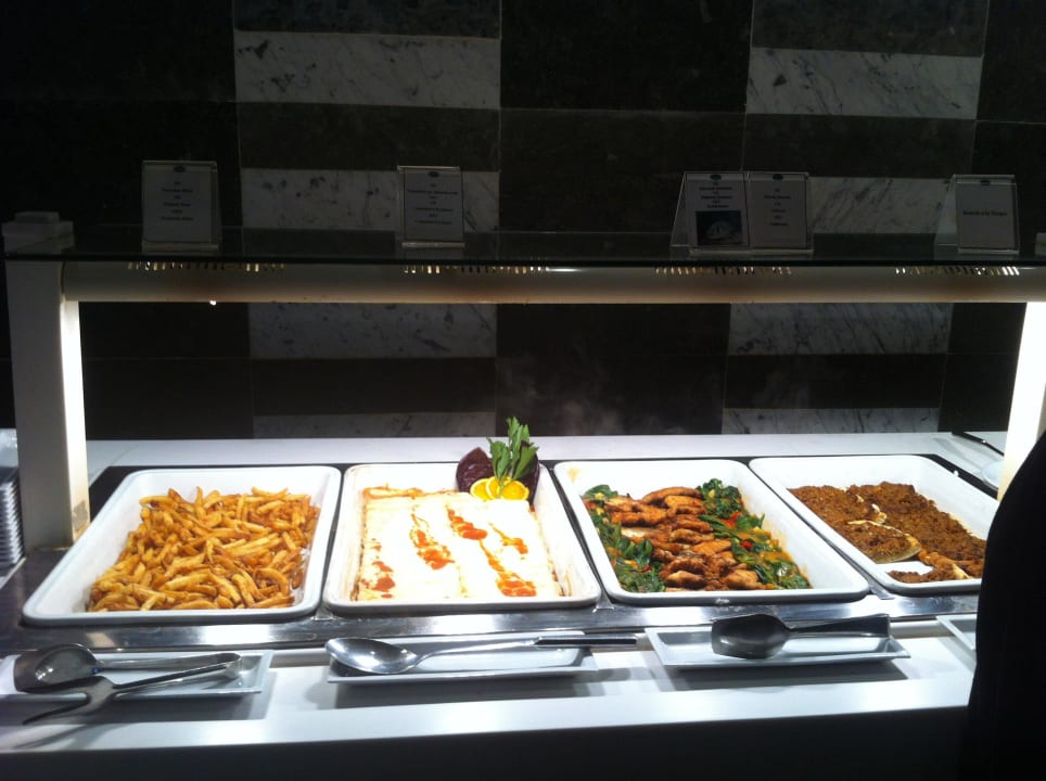 Mittags Büffet im Stand Restaurant The Orangers Beach Resort and Bungalows