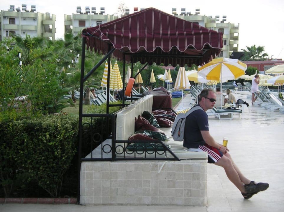 Sitzgelegenheit am Pool Hotel Royal Garden Beach